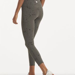 Vuori Stride Leggings size Large in oregano splatter